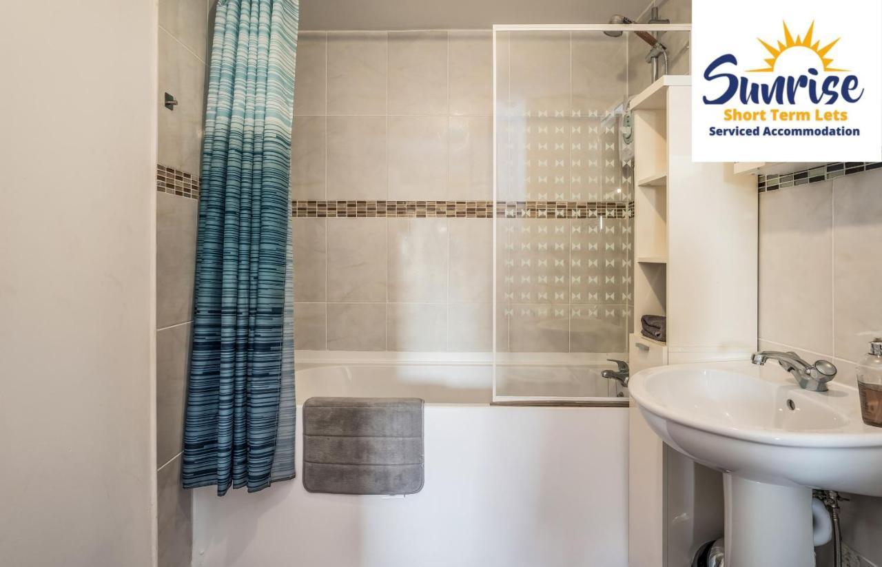 The Law, Has 4 Rooms With Tvs, 2 Bathrooms, Central, Free Parking, Fully Equipped, Contractor And Trades Favourite, 5 Mins To Centre - Long Stays, Invoice And Reduced Price Are Only Via Sunrise Short Lets Dundee Luaran gambar