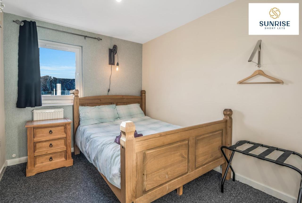 The Law, Has 4 Rooms With Tvs, 2 Bathrooms, Central, Free Parking, Fully Equipped, Contractor And Trades Favourite, 5 Mins To Centre - Long Stays, Invoice And Reduced Price Are Only Via Sunrise Short Lets Dundee Luaran gambar