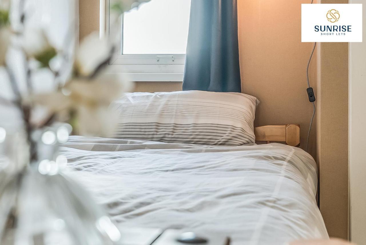 The Law, Has 4 Rooms With Tvs, 2 Bathrooms, Central, Free Parking, Fully Equipped, Contractor And Trades Favourite, 5 Mins To Centre - Long Stays, Invoice And Reduced Price Are Only Via Sunrise Short Lets Dundee Luaran gambar