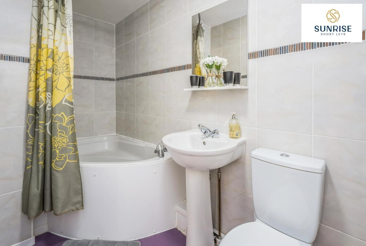 The Law, Has 4 Rooms With Tvs, 2 Bathrooms, Central, Free Parking, Fully Equipped, Contractor And Trades Favourite, 5 Mins To Centre - Long Stays, Invoice And Reduced Price Are Only Via Sunrise Short Lets Dundee Luaran gambar