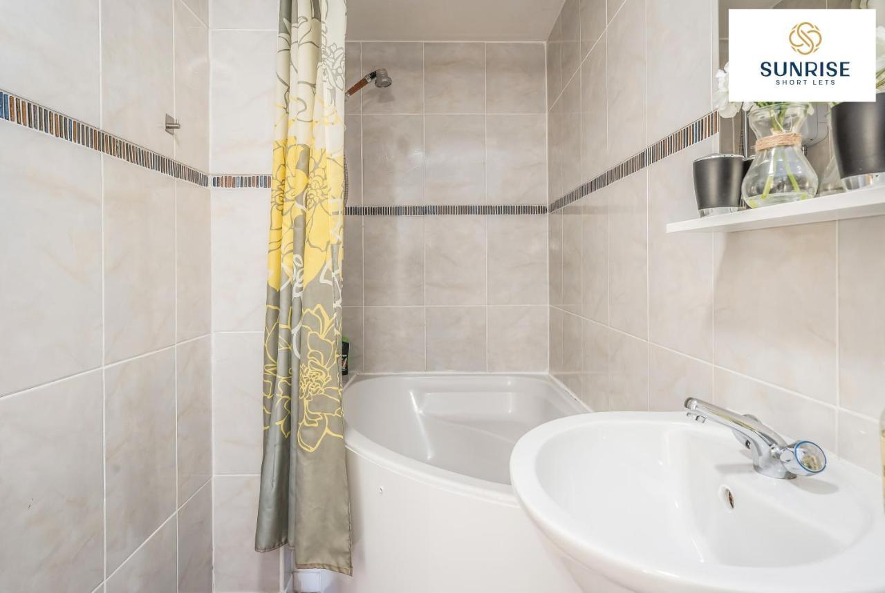 The Law, Has 4 Rooms With Tvs, 2 Bathrooms, Central, Free Parking, Fully Equipped, Contractor And Trades Favourite, 5 Mins To Centre - Long Stays, Invoice And Reduced Price Are Only Via Sunrise Short Lets Dundee Luaran gambar