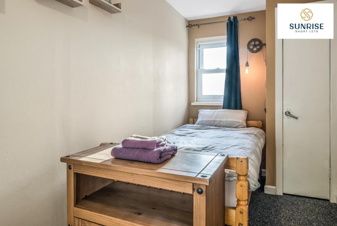 The Law, Has 4 Rooms With Tvs, 2 Bathrooms, Central, Free Parking, Fully Equipped, Contractor And Trades Favourite, 5 Mins To Centre - Long Stays, Invoice And Reduced Price Are Only Via Sunrise Short Lets Dundee Luaran gambar