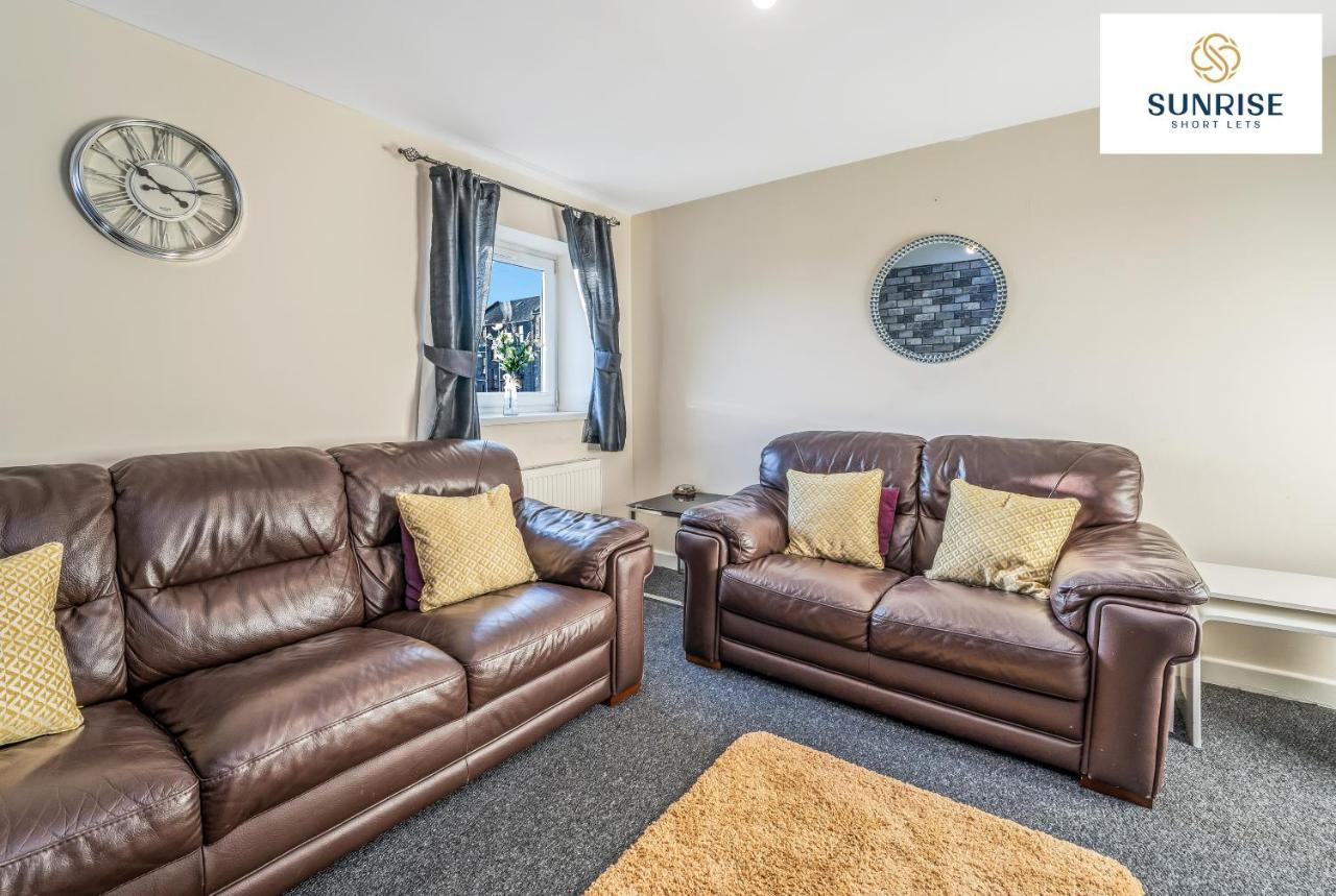 The Law, Has 4 Rooms With Tvs, 2 Bathrooms, Central, Free Parking, Fully Equipped, Contractor And Trades Favourite, 5 Mins To Centre - Long Stays, Invoice And Reduced Price Are Only Via Sunrise Short Lets Dundee Luaran gambar