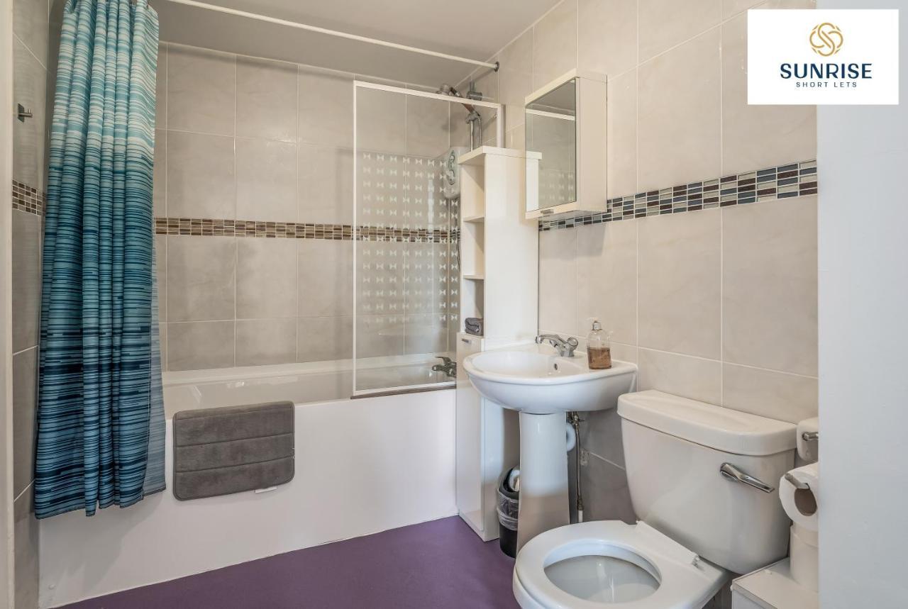The Law, Has 4 Rooms With Tvs, 2 Bathrooms, Central, Free Parking, Fully Equipped, Contractor And Trades Favourite, 5 Mins To Centre - Long Stays, Invoice And Reduced Price Are Only Via Sunrise Short Lets Dundee Luaran gambar