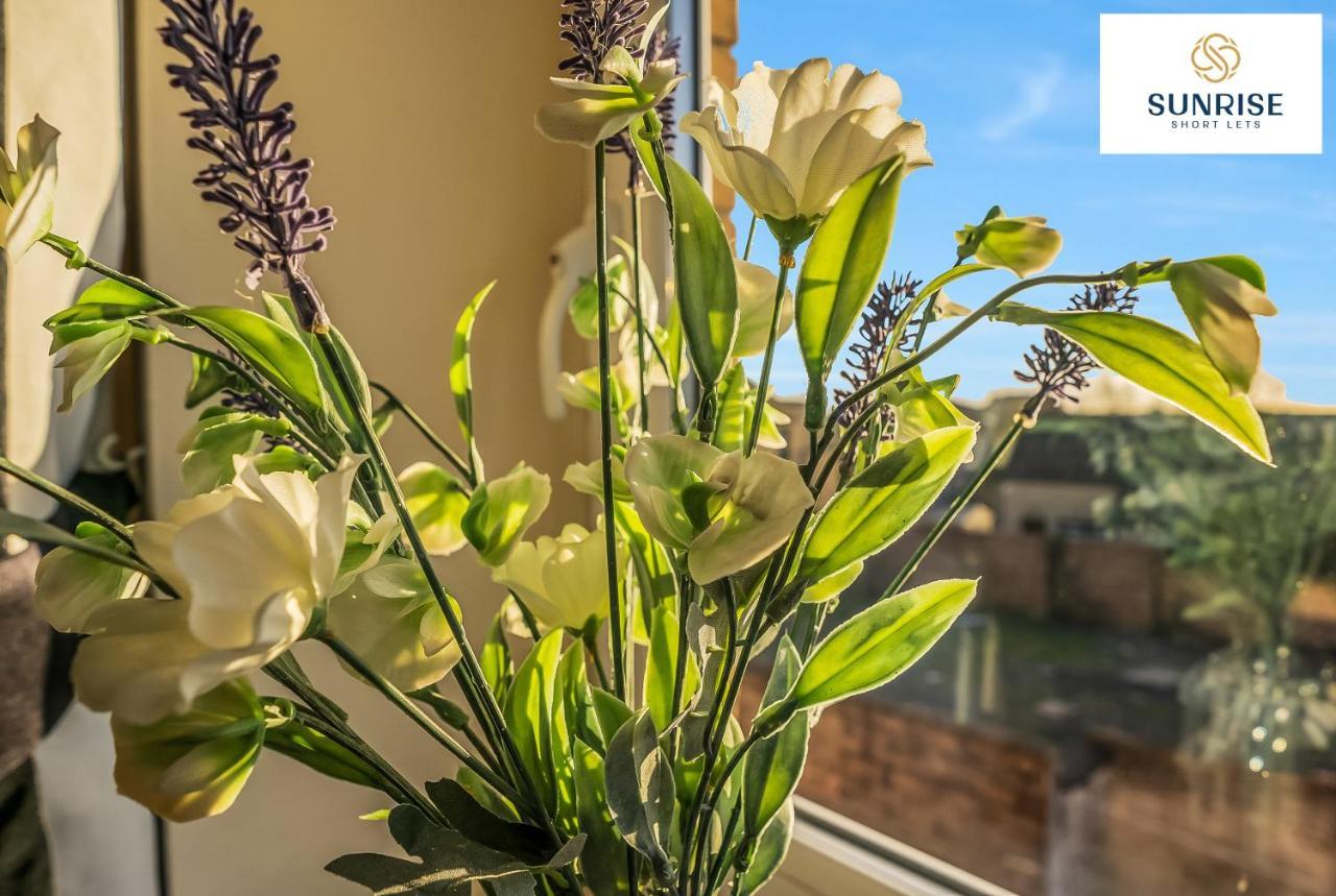 The Law, Has 4 Rooms With Tvs, 2 Bathrooms, Central, Free Parking, Fully Equipped, Contractor And Trades Favourite, 5 Mins To Centre - Long Stays, Invoice And Reduced Price Are Only Via Sunrise Short Lets Dundee Luaran gambar