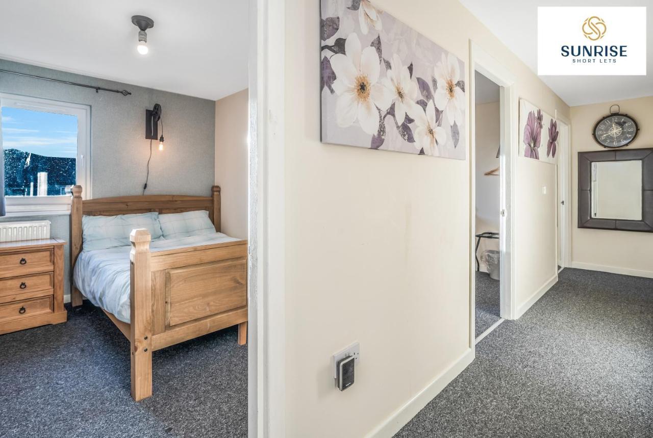 The Law, Has 4 Rooms With Tvs, 2 Bathrooms, Central, Free Parking, Fully Equipped, Contractor And Trades Favourite, 5 Mins To Centre - Long Stays, Invoice And Reduced Price Are Only Via Sunrise Short Lets Dundee Luaran gambar