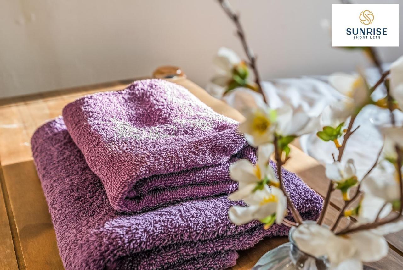 The Law, Has 4 Rooms With Tvs, 2 Bathrooms, Central, Free Parking, Fully Equipped, Contractor And Trades Favourite, 5 Mins To Centre - Long Stays, Invoice And Reduced Price Are Only Via Sunrise Short Lets Dundee Luaran gambar