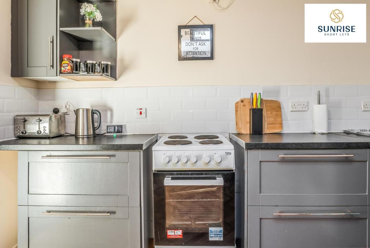 The Law, Has 4 Rooms With Tvs, 2 Bathrooms, Central, Free Parking, Fully Equipped, Contractor And Trades Favourite, 5 Mins To Centre - Long Stays, Invoice And Reduced Price Are Only Via Sunrise Short Lets Dundee Luaran gambar