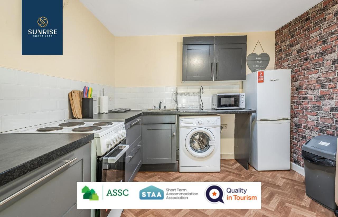The Law, Has 4 Rooms With Tvs, 2 Bathrooms, Central, Free Parking, Fully Equipped, Contractor And Trades Favourite, 5 Mins To Centre - Long Stays, Invoice And Reduced Price Are Only Via Sunrise Short Lets Dundee Luaran gambar