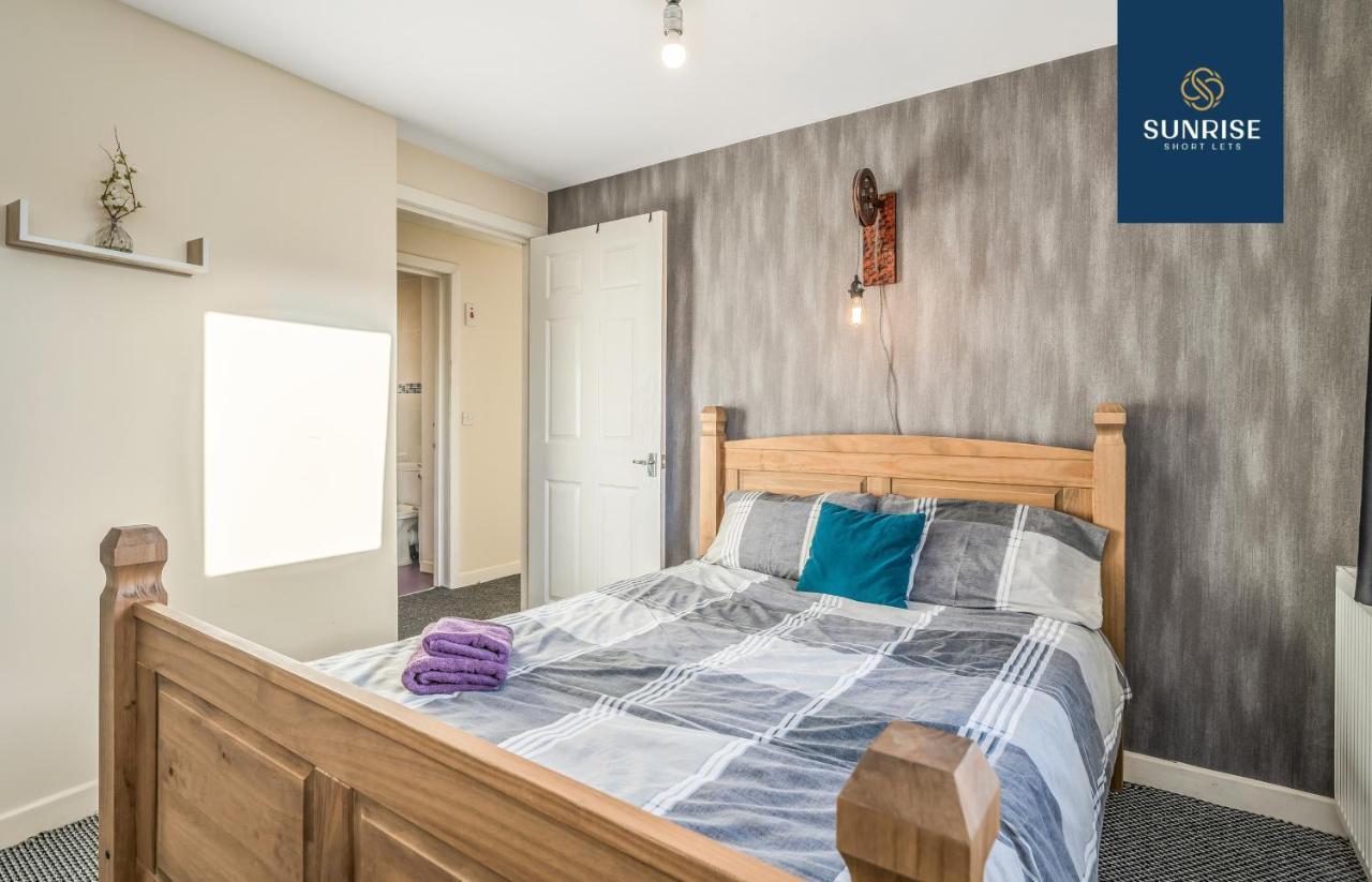 The Law, Has 4 Rooms With Tvs, 2 Bathrooms, Central, Free Parking, Fully Equipped, Contractor And Trades Favourite, 5 Mins To Centre - Long Stays, Invoice And Reduced Price Are Only Via Sunrise Short Lets Dundee Luaran gambar