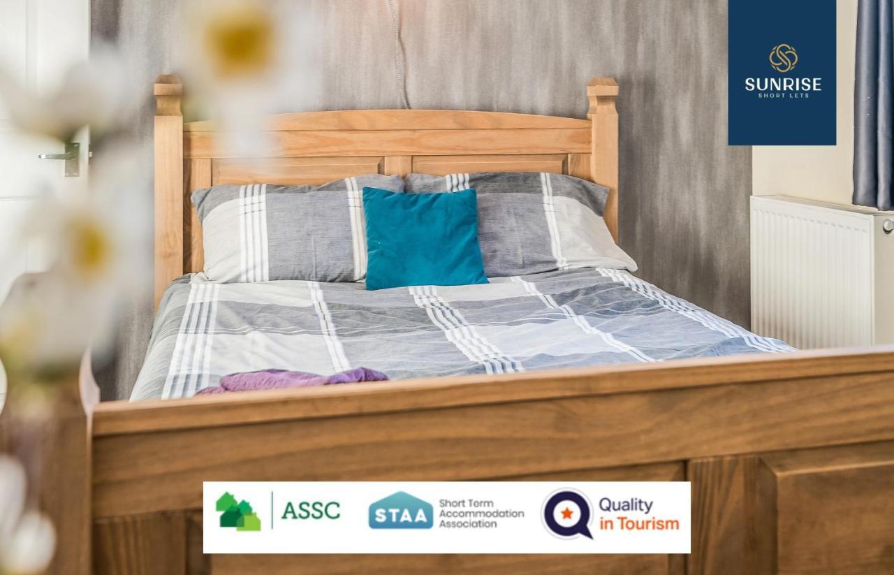 The Law, Has 4 Rooms With Tvs, 2 Bathrooms, Central, Free Parking, Fully Equipped, Contractor And Trades Favourite, 5 Mins To Centre - Long Stays, Invoice And Reduced Price Are Only Via Sunrise Short Lets Dundee Luaran gambar