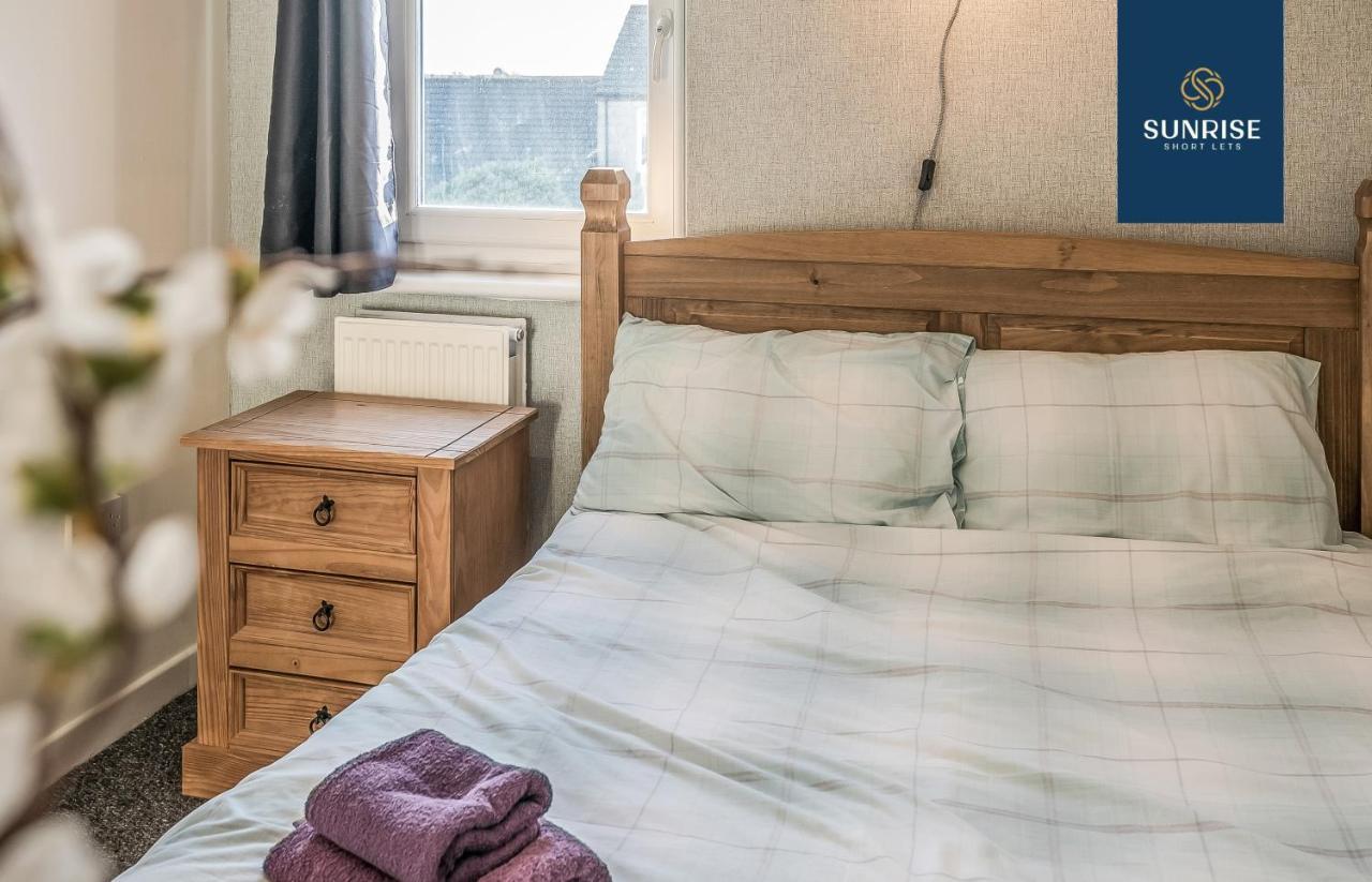 The Law, Has 4 Rooms With Tvs, 2 Bathrooms, Central, Free Parking, Fully Equipped, Contractor And Trades Favourite, 5 Mins To Centre - Long Stays, Invoice And Reduced Price Are Only Via Sunrise Short Lets Dundee Luaran gambar