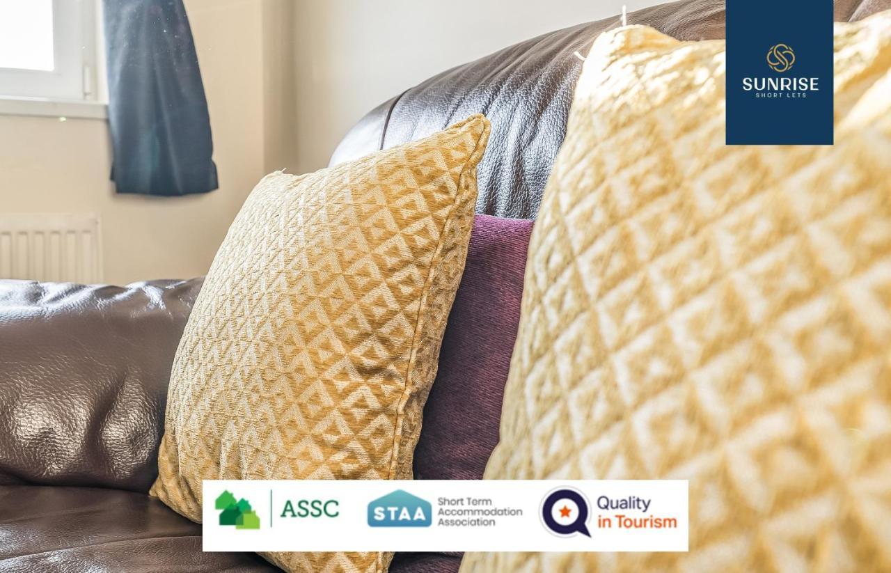 The Law, Has 4 Rooms With Tvs, 2 Bathrooms, Central, Free Parking, Fully Equipped, Contractor And Trades Favourite, 5 Mins To Centre - Long Stays, Invoice And Reduced Price Are Only Via Sunrise Short Lets Dundee Luaran gambar