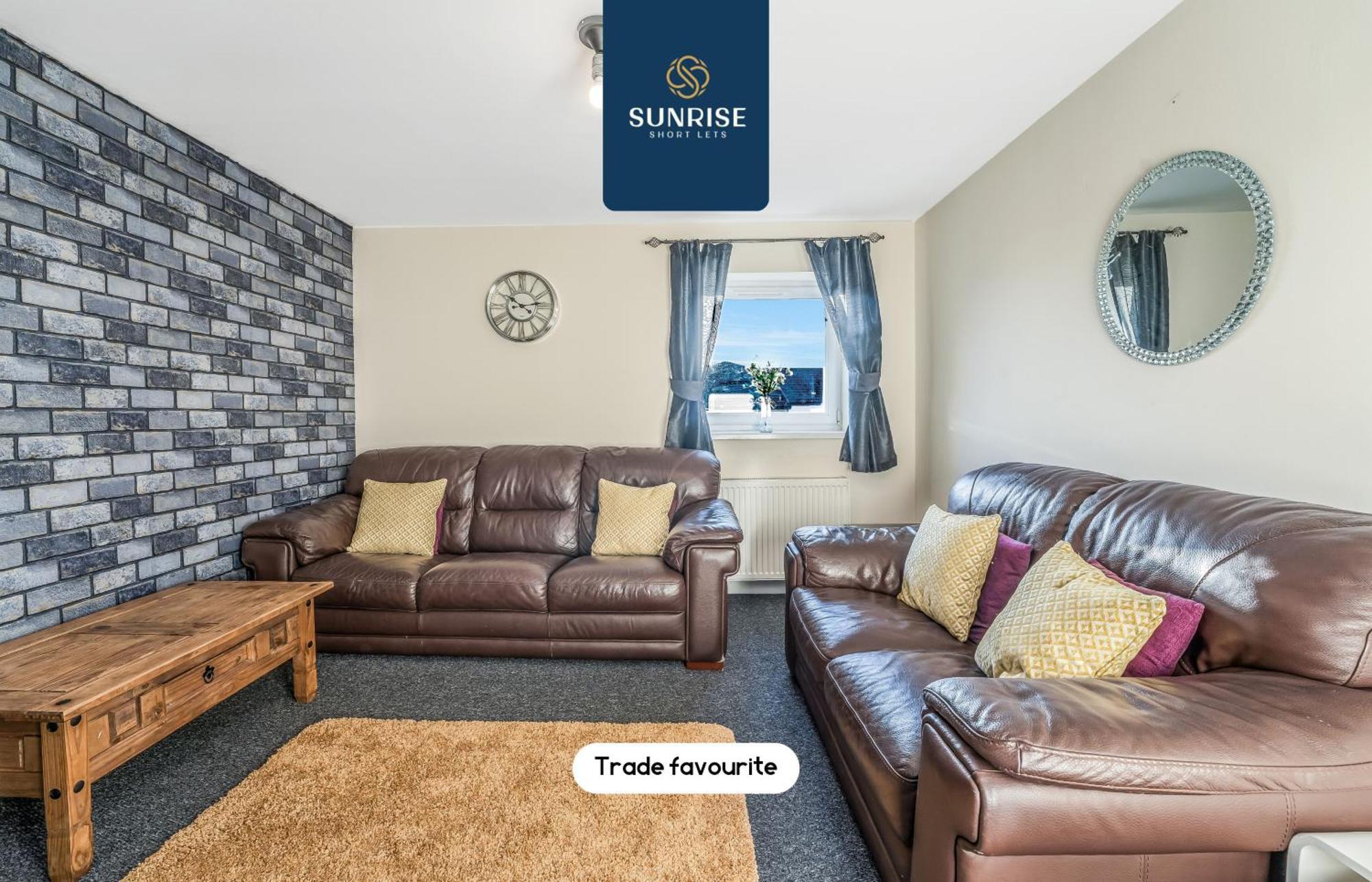 The Law, Has 4 Rooms With Tvs, 2 Bathrooms, Central, Free Parking, Fully Equipped, Contractor And Trades Favourite, 5 Mins To Centre - Long Stays, Invoice And Reduced Price Are Only Via Sunrise Short Lets Dundee Luaran gambar